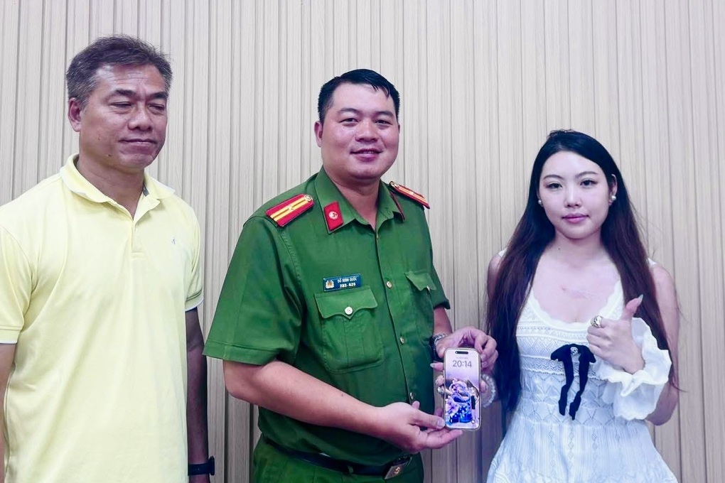 Công an tìm lại iPhone 16 Pro cho du khách nước ngoài để quên ở TPHCM - 1 Công an tìm lại iPhone 16 Pro cho du khách nước ngoài để quên ở TPHCM - 1