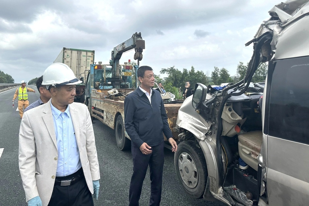 Vụ tai nạn 3 người tử vong trên cao tốc: Chuyến xe trở về sau đám cưới - 2 Vụ tai nạn 3 người tử vong trên cao tốc: Chuyến xe trở về sau đám cưới - 2