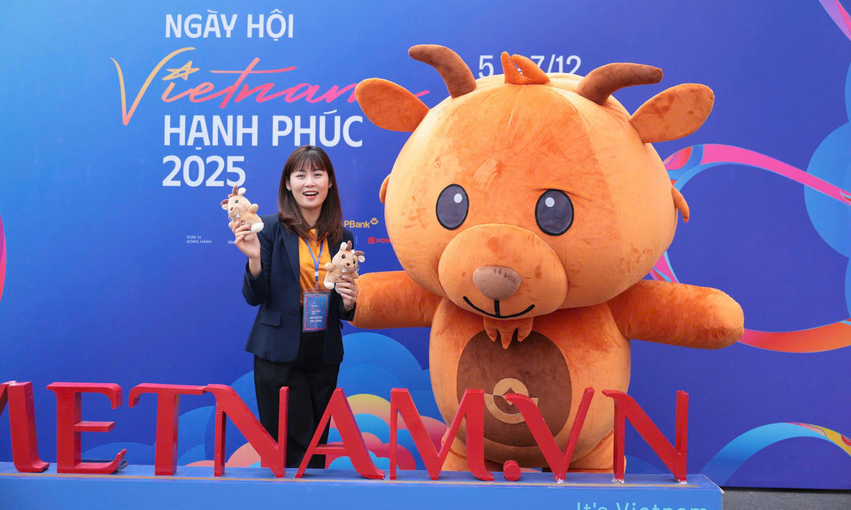 Gian hàng LPBank tại Vietnam Happy Fest 2025 hút khách tham quan