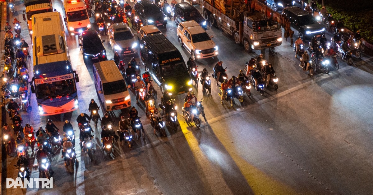 Hà Nội: Người đi đường dừng đèn đỏ “thẳng như kẻ” dù ban ngày hay giữa đêm