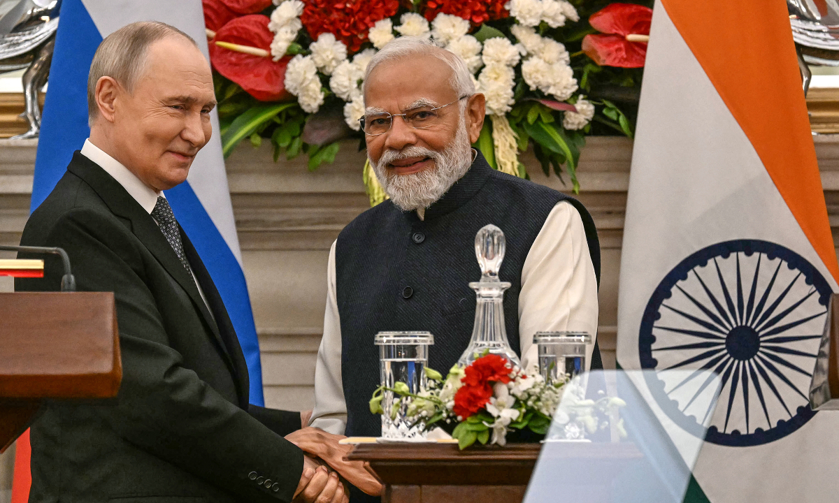 Ấn Độ ‘đi trên dây’ với lựa chọn mua dầu Nga và Mỹ