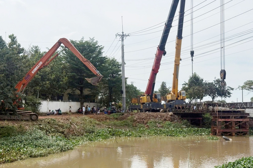 Xe cẩu vượt tải trọng gấp 4 lần gây sập cầu ở Tây Ninh - 1 Xe cẩu vượt tải trọng gấp 4 lần gây sập cầu ở Tây Ninh - 1