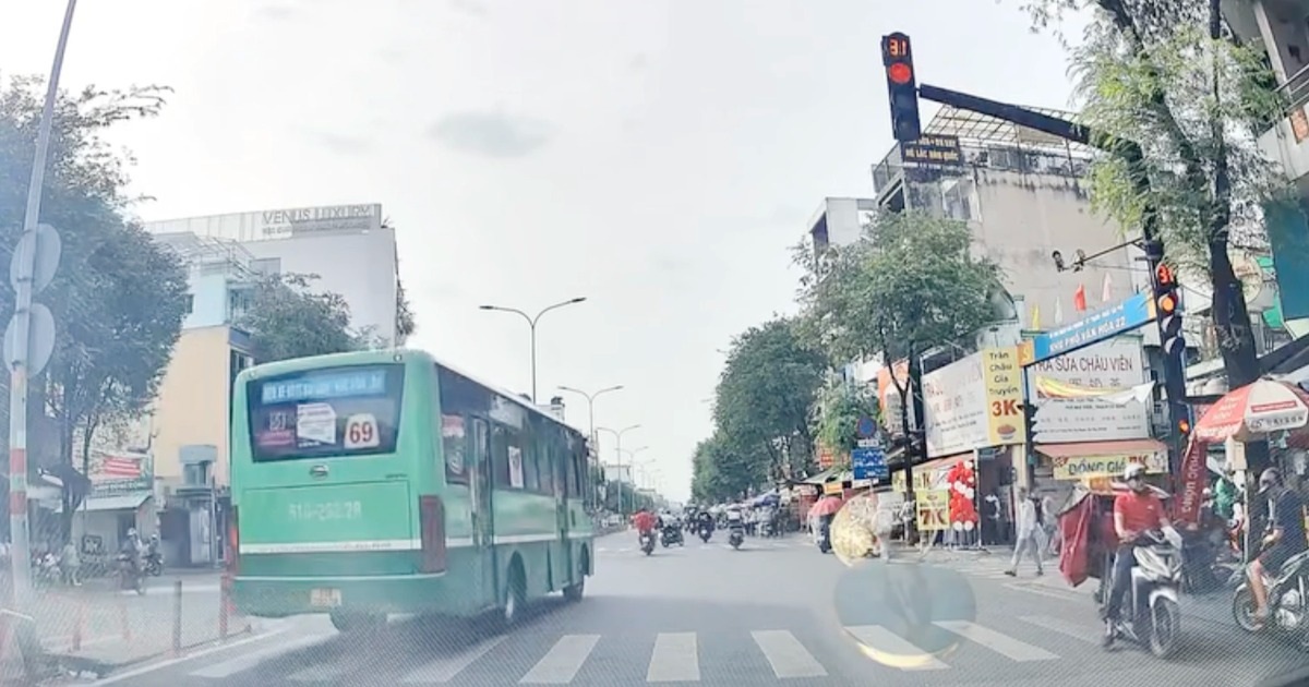 Xử phạt tài xế xe buýt vượt đèn đỏ ở TPHCM