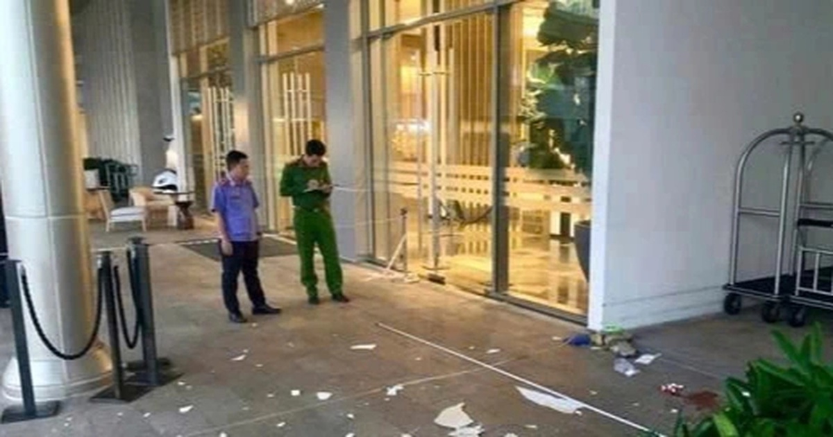Một người nước ngoài tử vong ở sảnh khách sạn, hai người vội vã rời đi