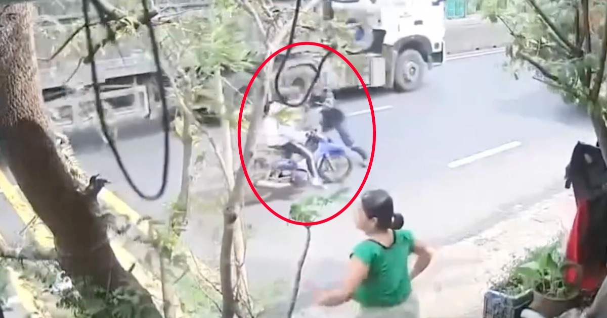 Chiến sĩ Công an TPHCM phản xạ trong tích tắc, cứu nữ sinh trước mũi xe tải