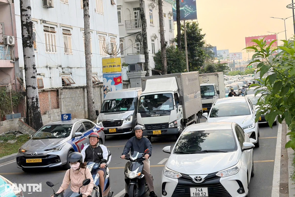 Người dân đi chơi dịp Tết Dương lịch, cửa ngõ TPHCM ùn ứ - 1