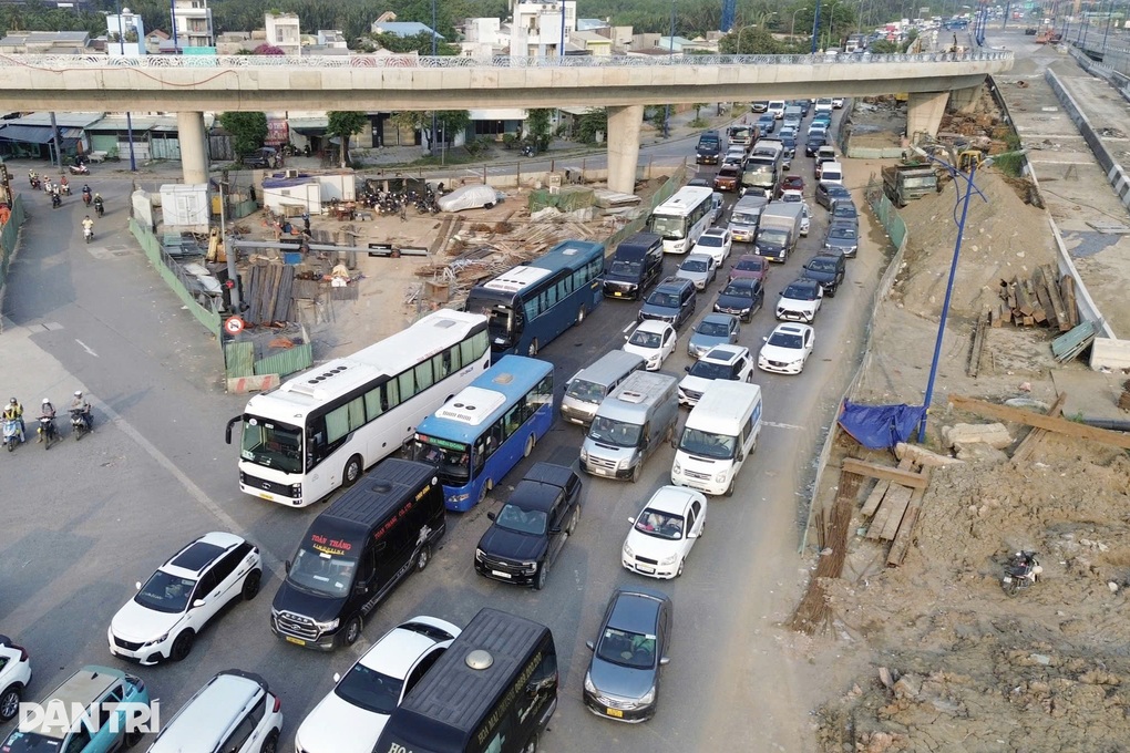 Người dân đi chơi dịp Tết Dương lịch, cửa ngõ TPHCM ùn ứ - 2