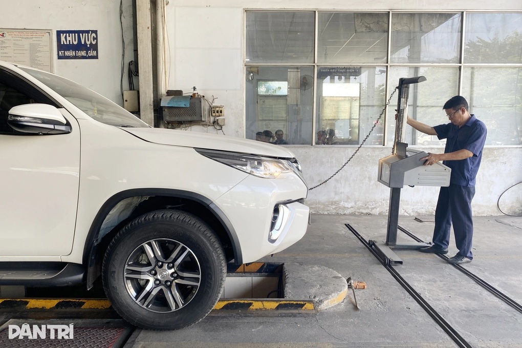 TPHCM gấp rút chuẩn bị trạm kiểm định khí thải ô tô theo lộ trình mới - 1 TPHCM gấp rút chuẩn bị trạm kiểm định khí thải ô tô theo lộ trình mới - 1