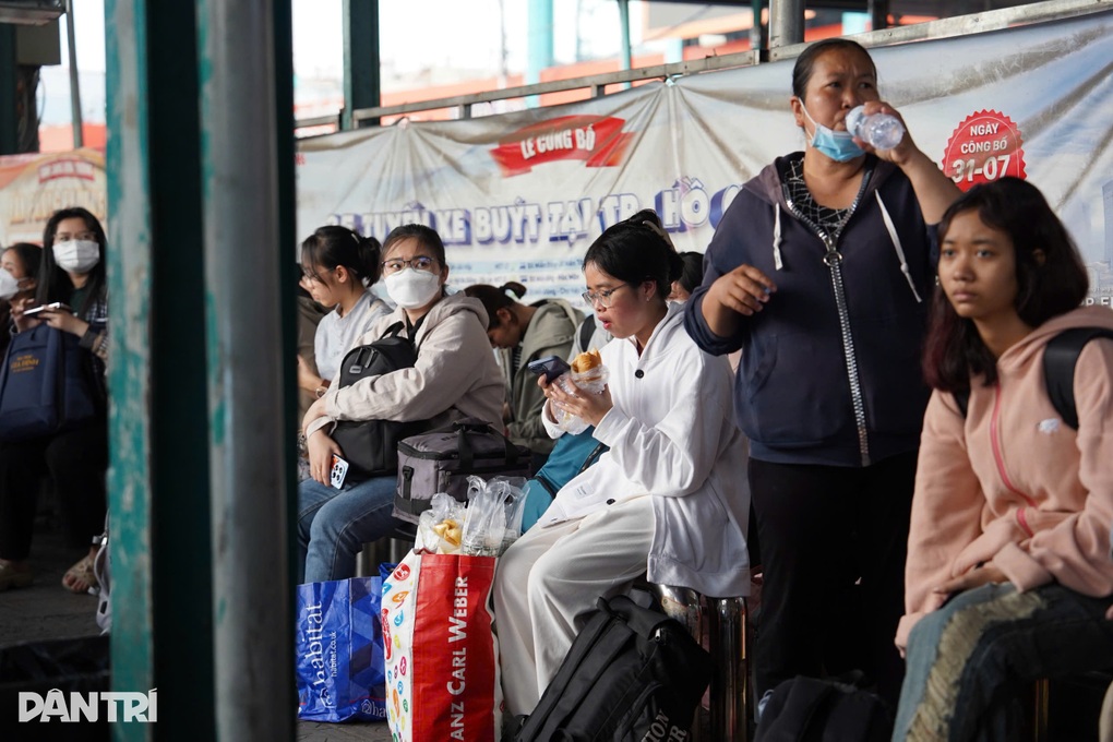 Người dân đi chơi dịp Tết Dương lịch, cửa ngõ TPHCM ùn ứ - 3