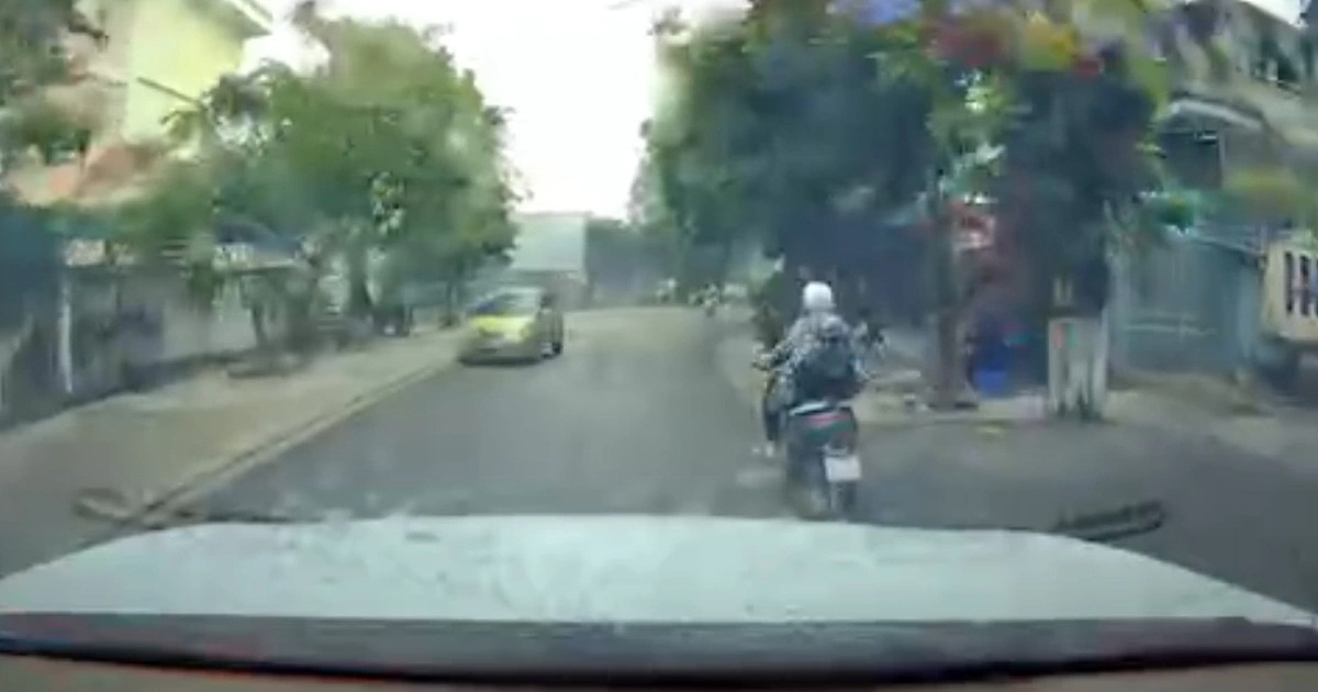 Nam sinh đi xe máy đánh võng, ngã lăn trước đầu ô tô