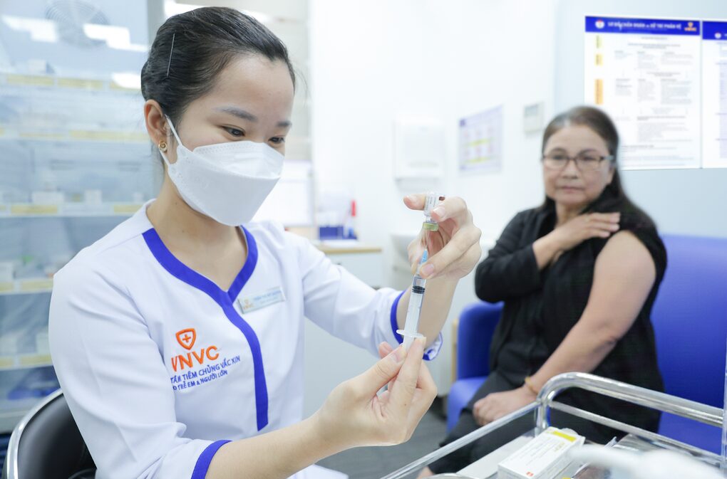 Vaccine RSV mới của Anh - “Lá chắn” giúp người lớn phòng viêm phổi, bệnh hô hấp - 1 Vaccine RSV mới của Anh - “Lá chắn” giúp người lớn phòng viêm phổi, bệnh hô hấp - 1