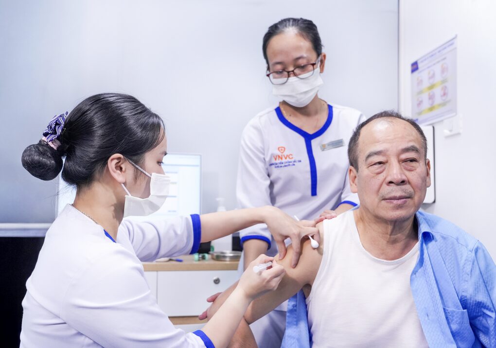 Vaccine RSV mới của Anh - “Lá chắn” giúp người lớn phòng viêm phổi, bệnh hô hấp - 2 Vaccine RSV mới của Anh - “Lá chắn” giúp người lớn phòng viêm phổi, bệnh hô hấp - 2