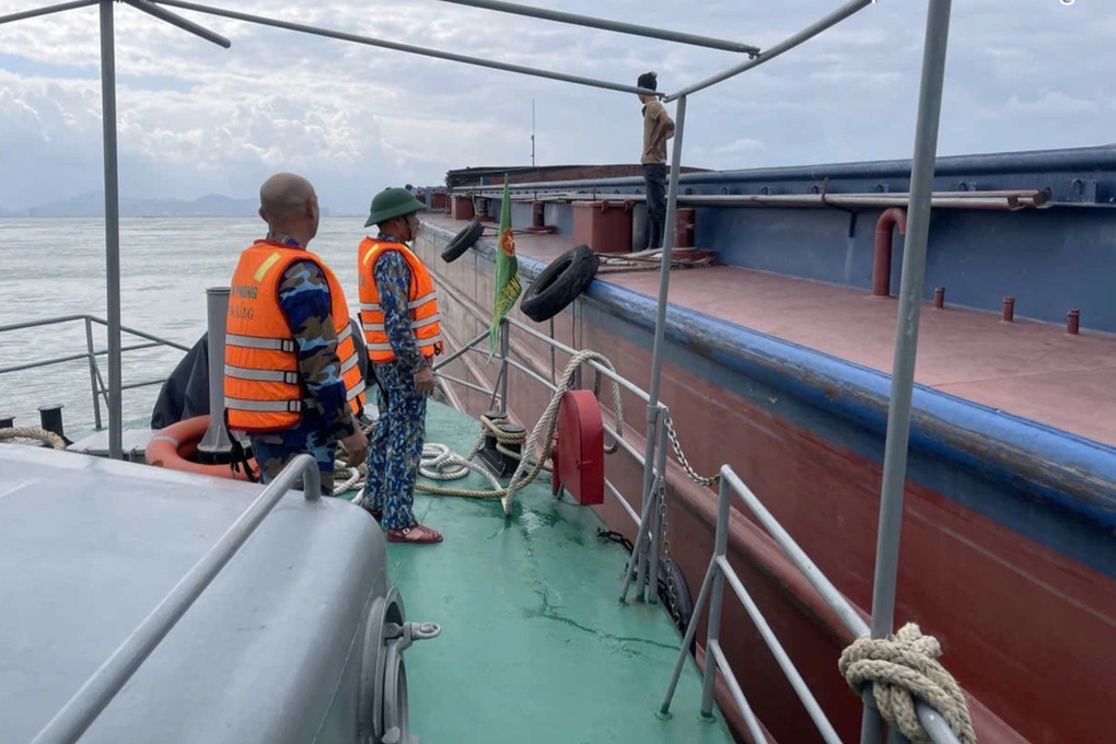 Tàu hàng 1.500 tấn bị hỏng máy, trôi neo trên vịnh Đà Nẵng - 1