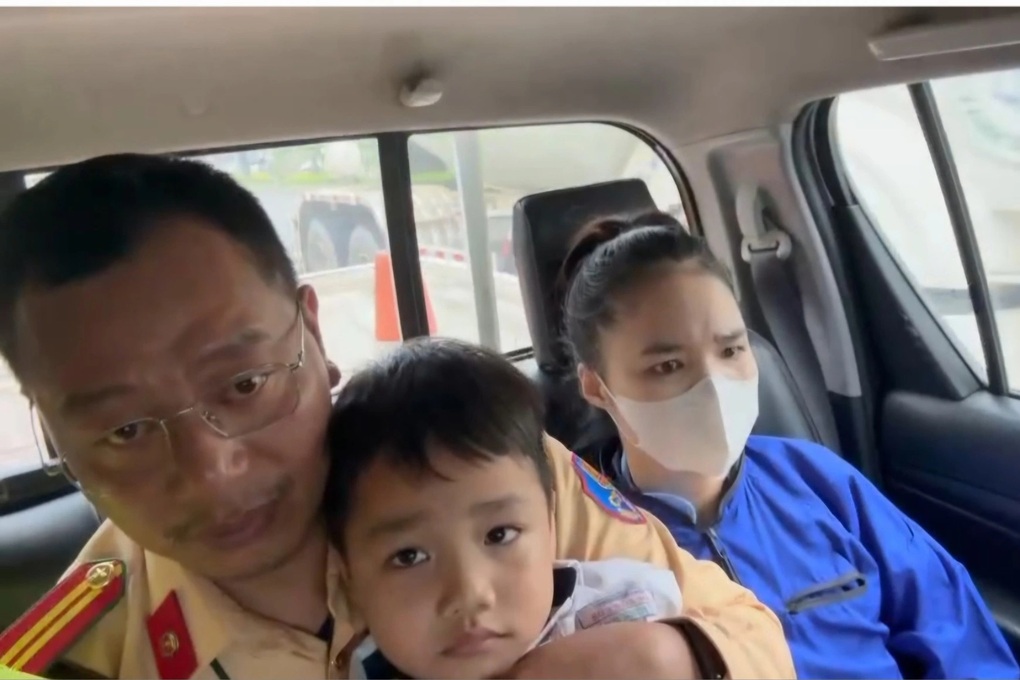 Cảnh sát giao thông dùng xe đặc chủng đưa học sinh bị rắn cắn đi cấp cứu - 1