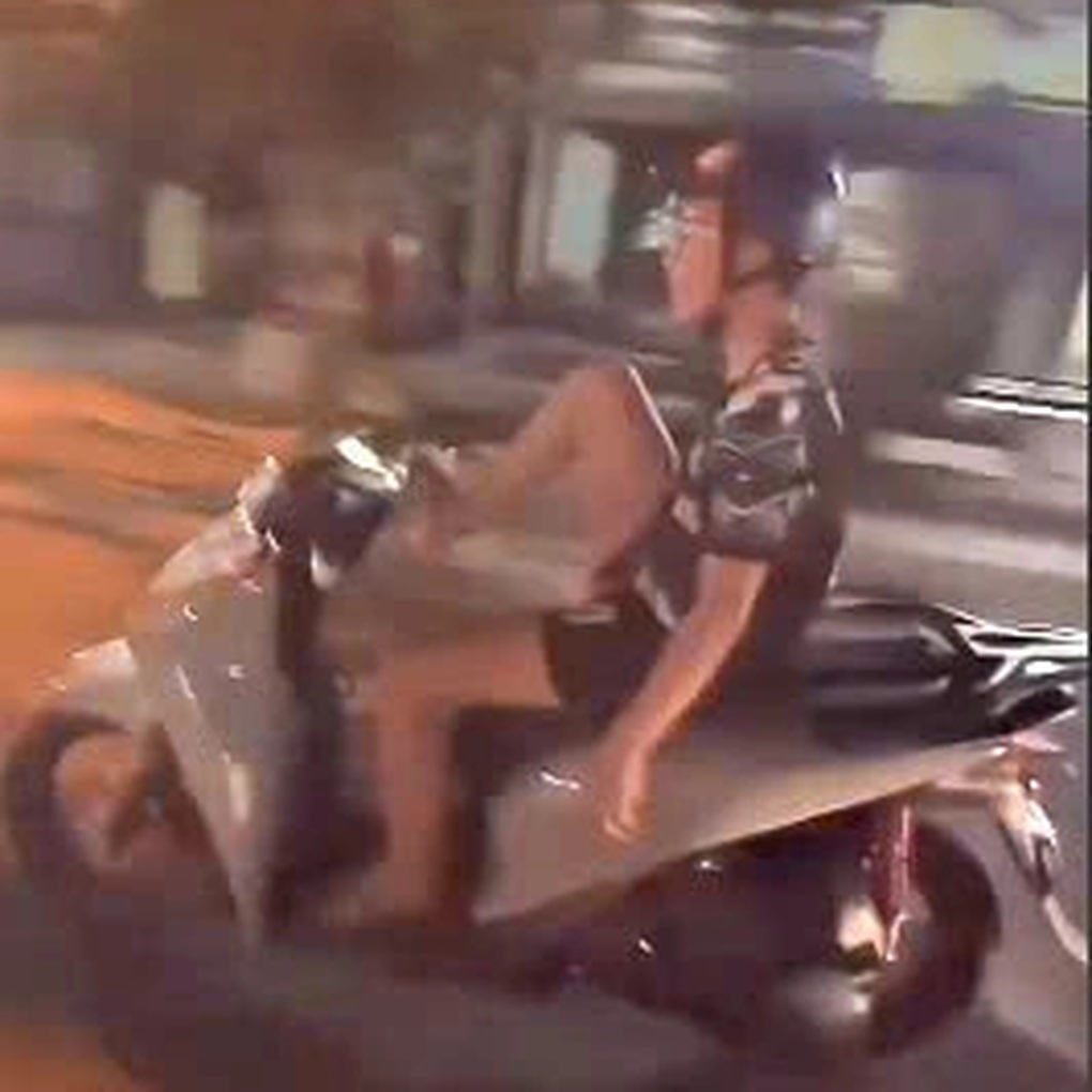 Thanh niên buông 2 tay, dùng chân điều khiển xe máy - 1
