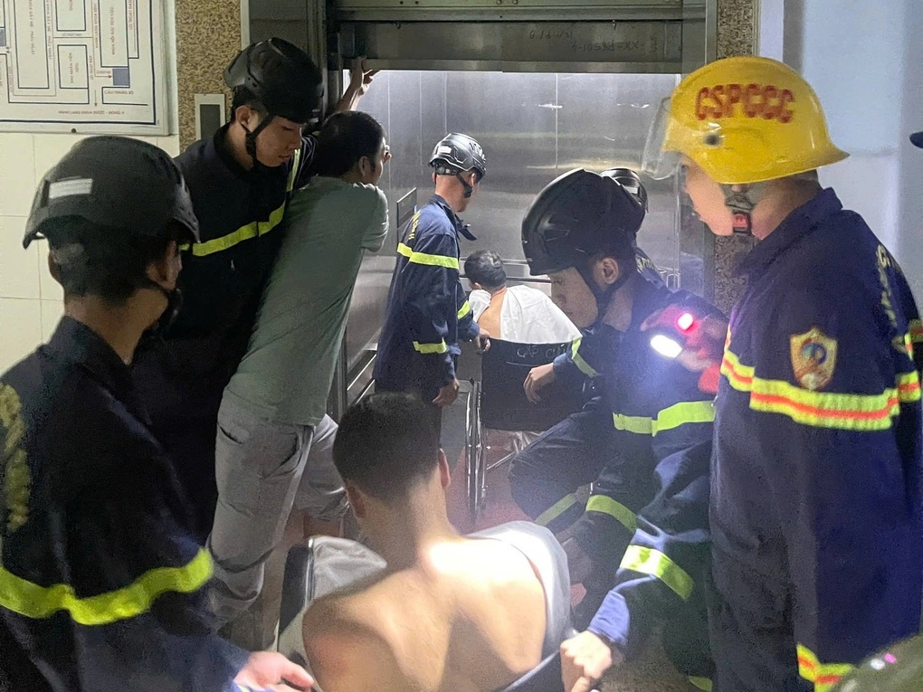 Ba người mắc kẹt trong thang máy bệnh viện lúc nửa đêm - 1