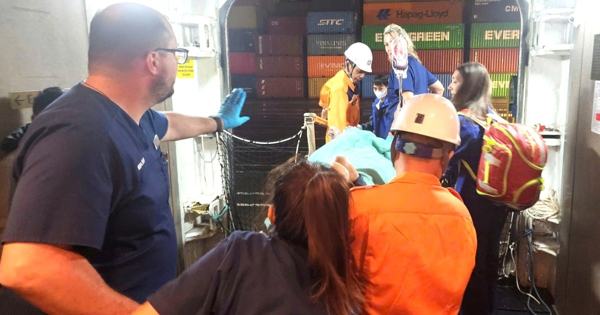 Cấp cứu hành khách gặp tai nạn trên du thuyền quốc tế