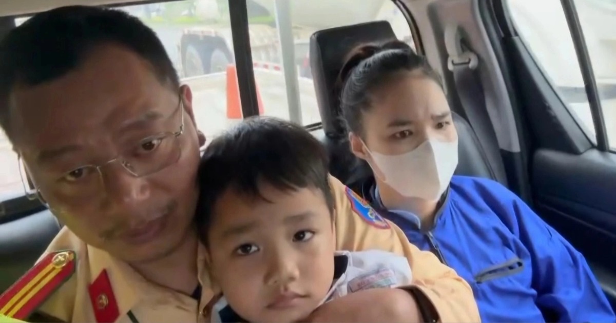 Cảnh sát giao thông dùng xe đặc chủng đưa học sinh bị rắn cắn đi cấp cứu