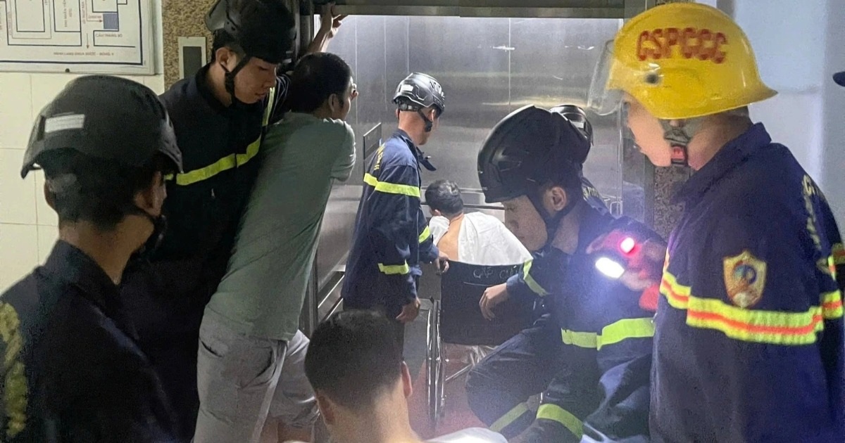 Ba người mắc kẹt trong thang máy bệnh viện lúc nửa đêm