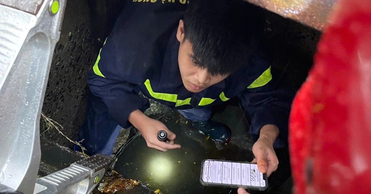 Công an lội cống tìm iPhone cho nữ du khách nước ngoài