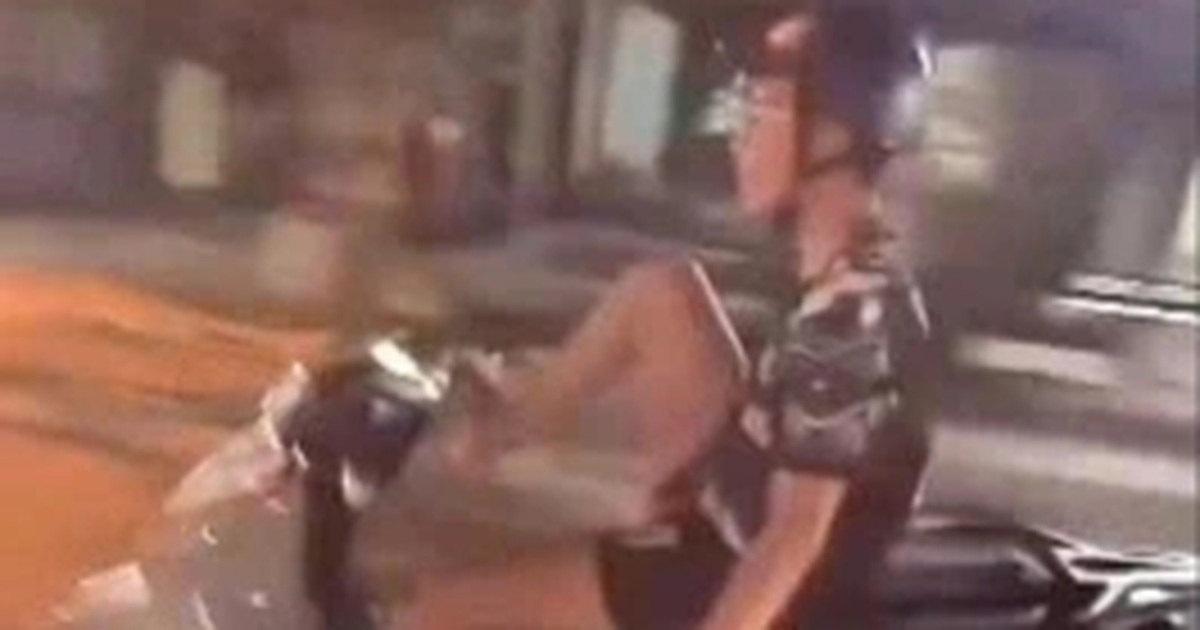 Thanh niên buông 2 tay, dùng chân điều khiển xe máy