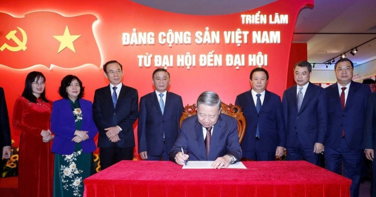 Tổng Bí thư dự khai mạc triển lãm Đảng Cộng sản Việt Nam từ Đại hội đến Đại hội