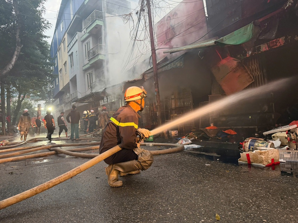 Cháy chợ Xanh ở Hà Nội lúc rạng sáng - 3