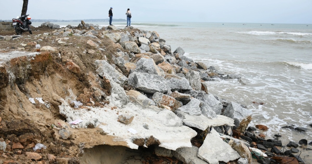 Cảnh tan hoang ở bãi biển đẹp nhất Quảng Ngãi