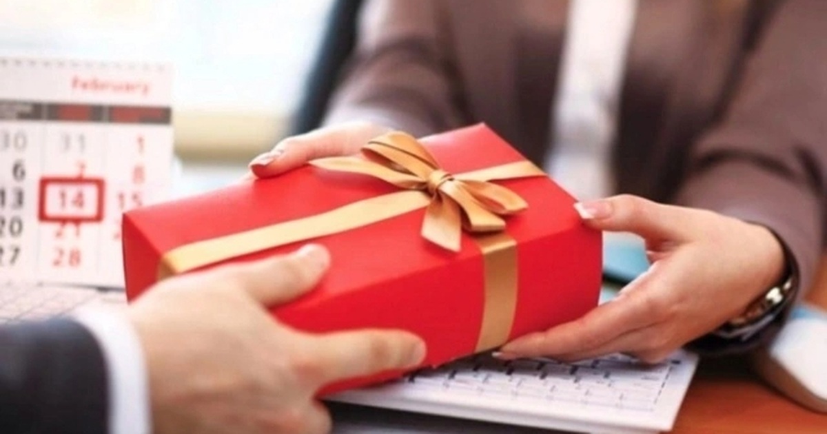 Ban Bí thư: Nghiêm cấm tặng quà Tết lãnh đạo dưới mọi hình thức