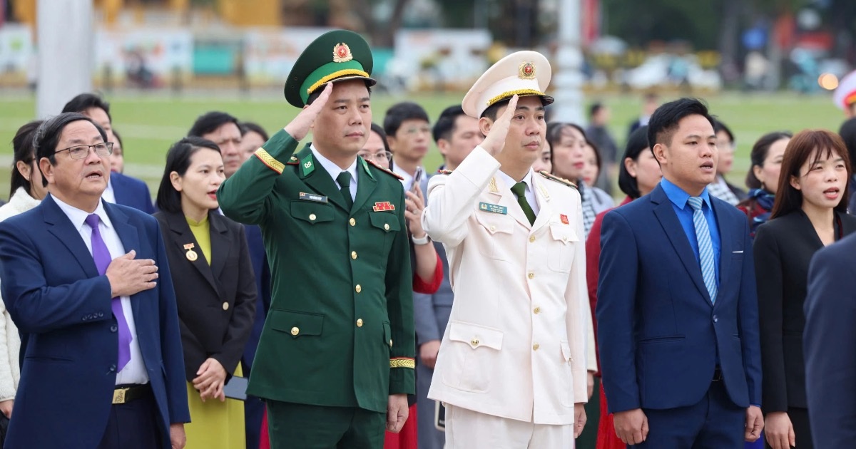 Đoàn đại biểu điển hình tiêu biểu toàn quốc làm lễ báo công dâng Bác