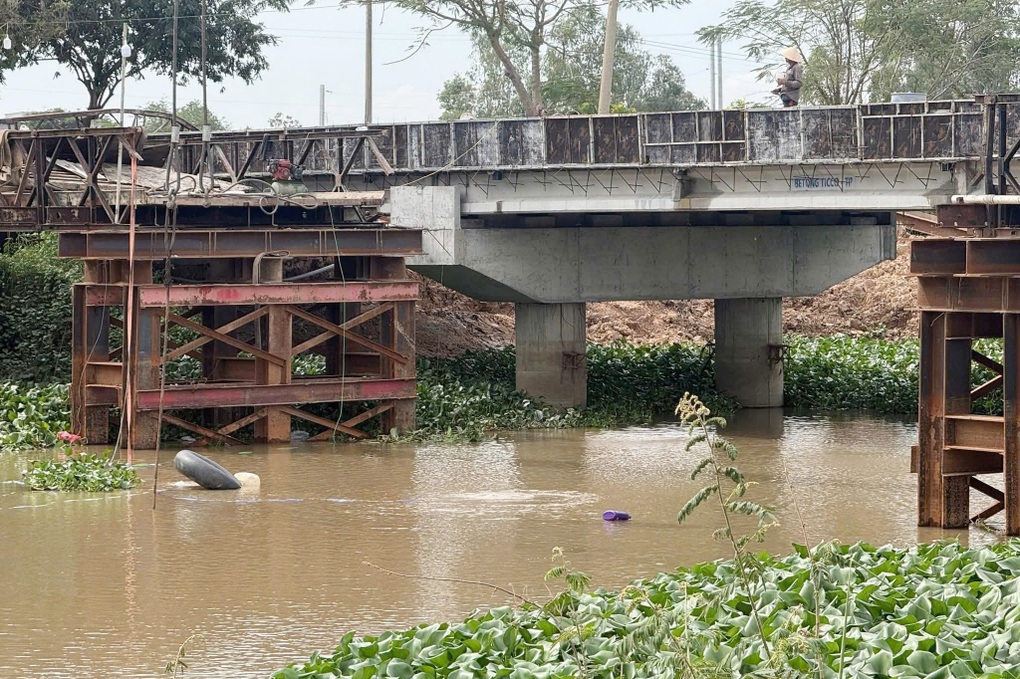 Xe cẩu vượt tải trọng gấp 4 lần gây sập cầu ở Tây Ninh - 2 Xe cẩu vượt tải trọng gấp 4 lần gây sập cầu ở Tây Ninh - 2