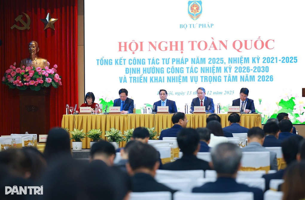 Chuyển từ “quản lý bằng pháp luật sang kiến tạo thể chế phát triển - 2 Chuyển từ “quản lý bằng pháp luật sang kiến tạo thể chế phát triển - 2