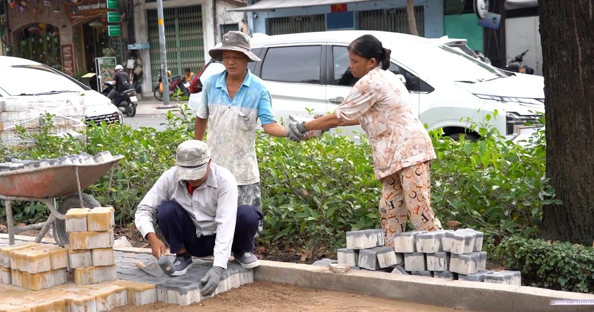 Nhiều tuyến phố trung tâm TPHCM được thay mới vỉa hè