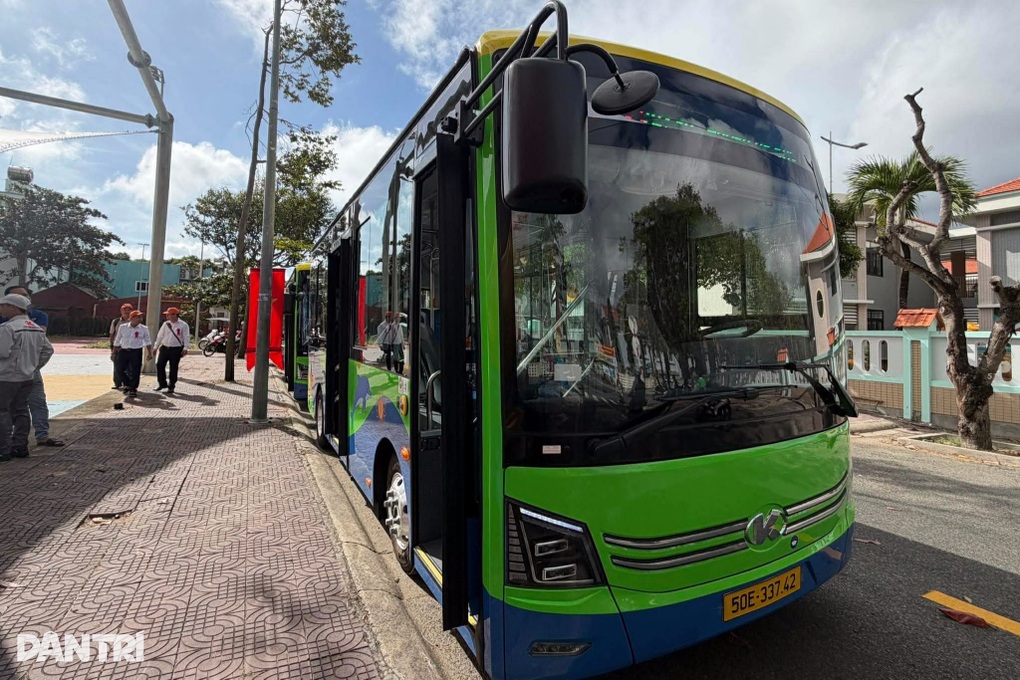 Chủ tịch Côn Đảo cầm lái tuyến xe buýt điện đầu tiên tại đặc khu - 2