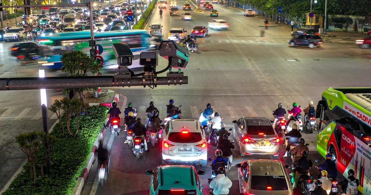 Giao thông Hà Nội như “ma trận”, vượt quá khả năng quản lý bằng sức người