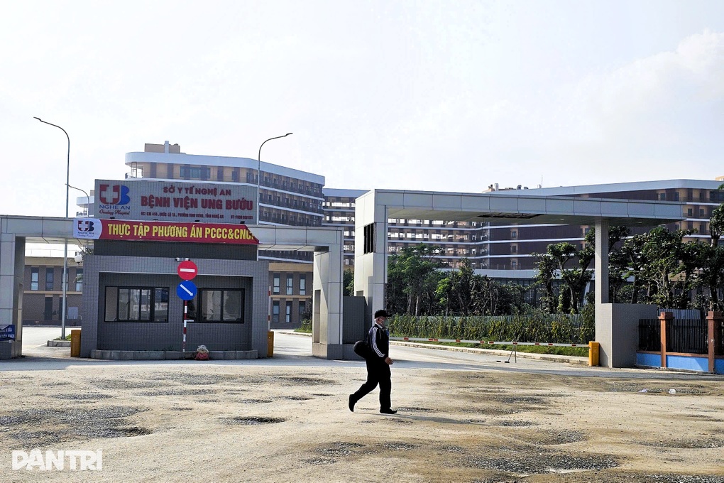 Cảnh tượng ám ảnh trước bệnh viện nghìn tỷ - 2 Cảnh tượng ám ảnh trước bệnh viện nghìn tỷ - 2