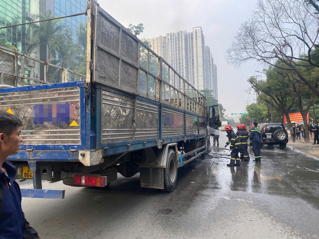 Ô tô tải bốc cháy dữ dội trên đường ở Hà Nội - 2