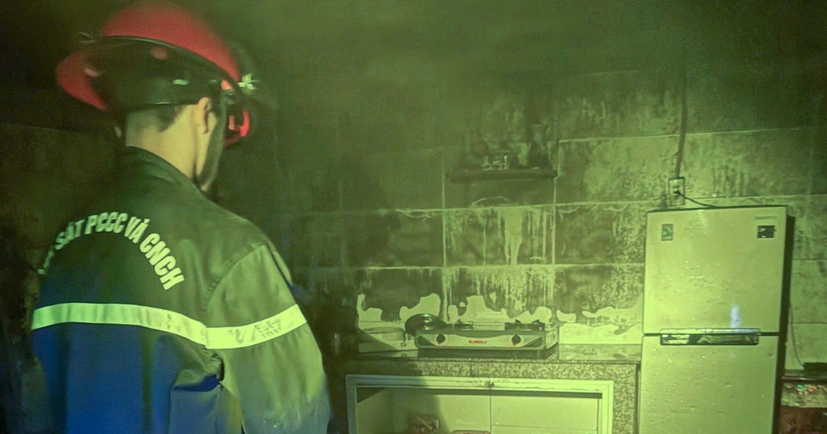 Cảnh sát cứu 4 người mắc kẹt trong căn nhà bốc cháy ở Đà Lạt