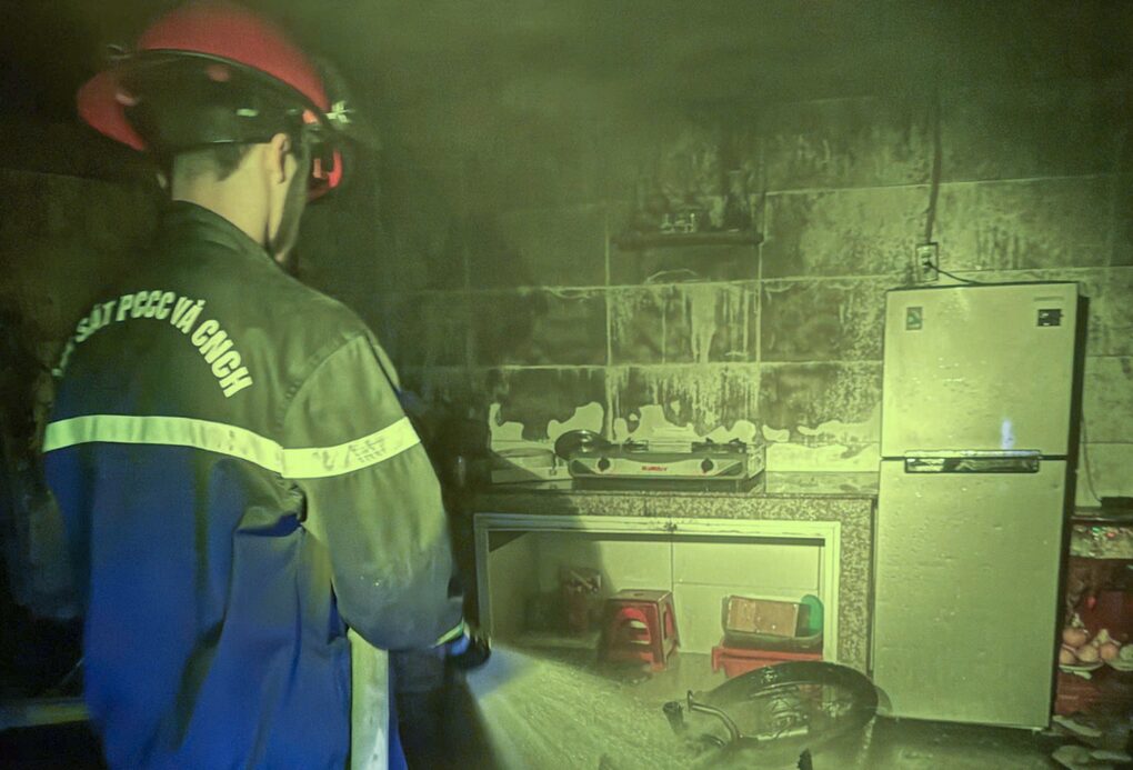 Cảnh sát cứu 4 người mắc kẹt trong căn nhà bốc cháy ở Đà Lạt - 1