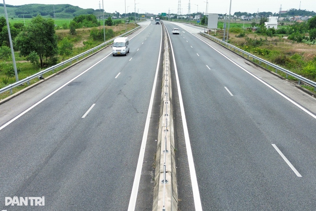 Cục CSGT: Các tài xế không thể dừng nghỉ trên cao tốc Đà Nẵng - Quảng Ngãi - 1 Cục CSGT: Các tài xế không thể dừng nghỉ trên cao tốc Đà Nẵng - Quảng Ngãi - 1