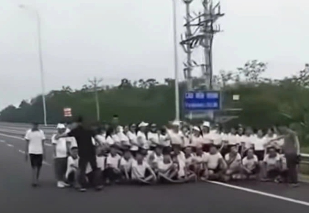 Sự thật về đoàn người dàn hàng ngang ra giữa đường để chụp ảnh - 1