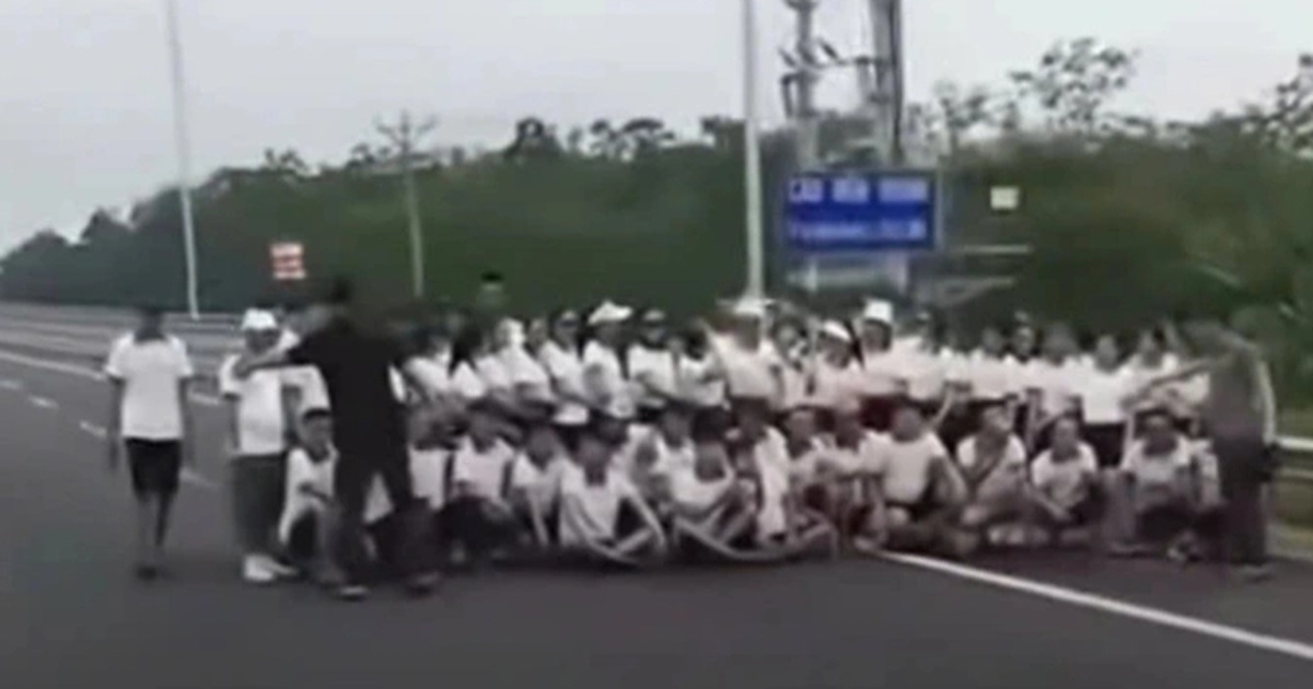 Sự thật về đoàn người dàn hàng ngang ra giữa đường để chụp ảnh