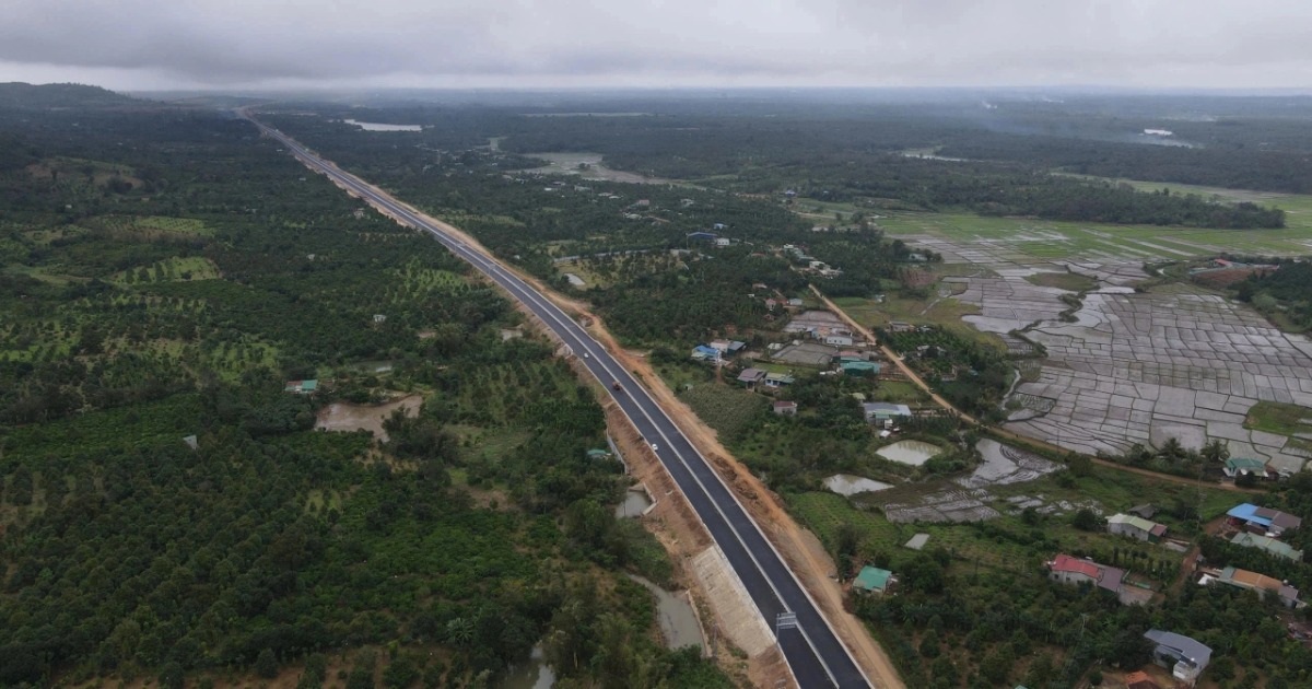 Cao tốc xuyên từ Tây Nguyên xuống hướng biển trước ngày thông xe kỹ thuật