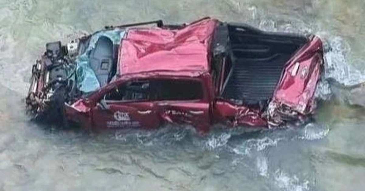 Ô tô chở 4 người bị hất văng qua lan can cầu, rơi xuống suối