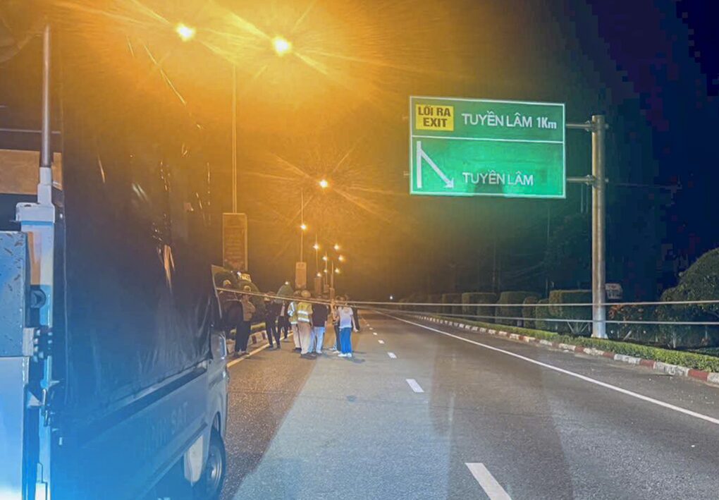 Dây điện sà xuống đường, cao tốc Liên Khương - Prenn ùn ứ xe - 2