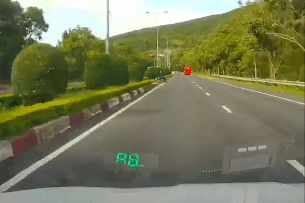 Ô tô suýt tông xe máy chạy vào cao tốc Liên Khương - Prenn - 1 Ô tô suýt tông xe máy chạy vào cao tốc Liên Khương - Prenn - 1