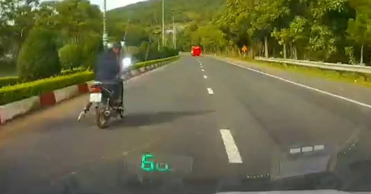 Ô tô suýt tông xe máy chạy vào cao tốc Liên Khương – Prenn