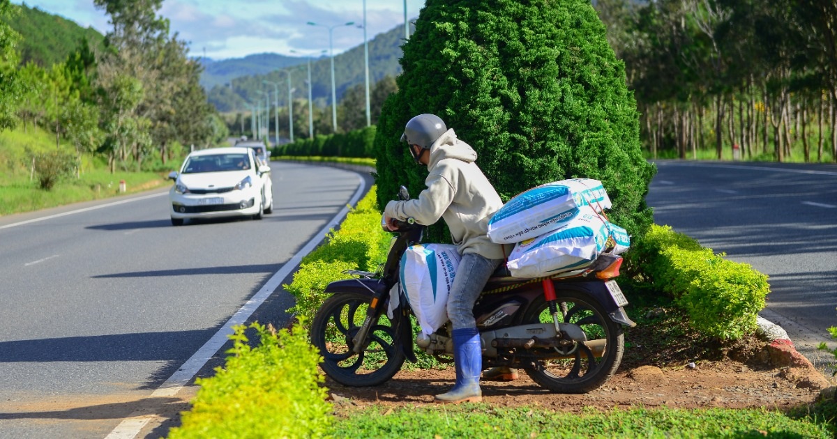 Người dân Lâm Đồng liều mình băng ngang cao tốc Liên Khương – Prenn