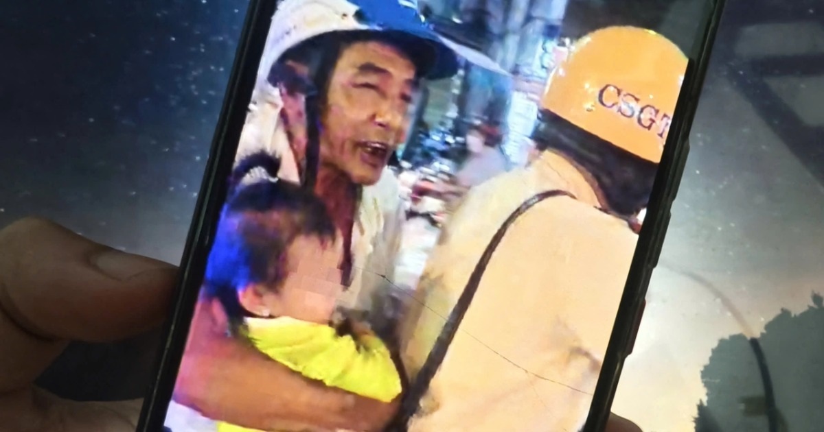 CSGT TPHCM lái mô tô đặc chủng chở bé gái đến bệnh viện cấp cứu