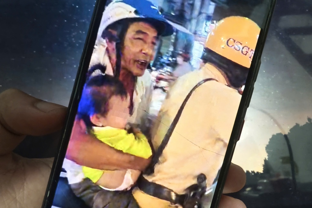 CSGT TPHCM lái mô tô đặc chủng chở bé gái đến bệnh viện cấp cứu - 1